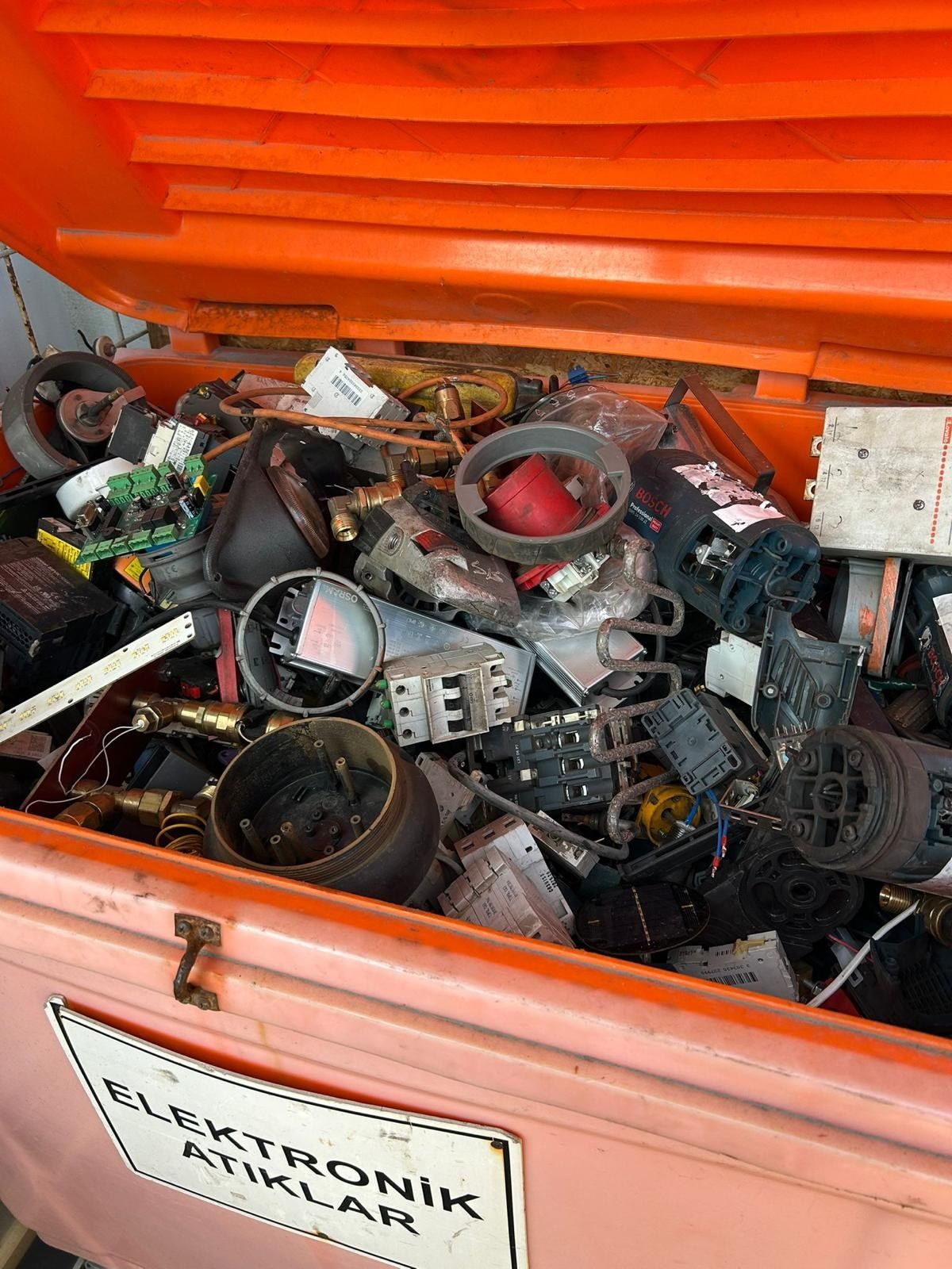 AEEE İşleme: İnova Bursa tesisindeki elektronik atık AEEE işleme alanı